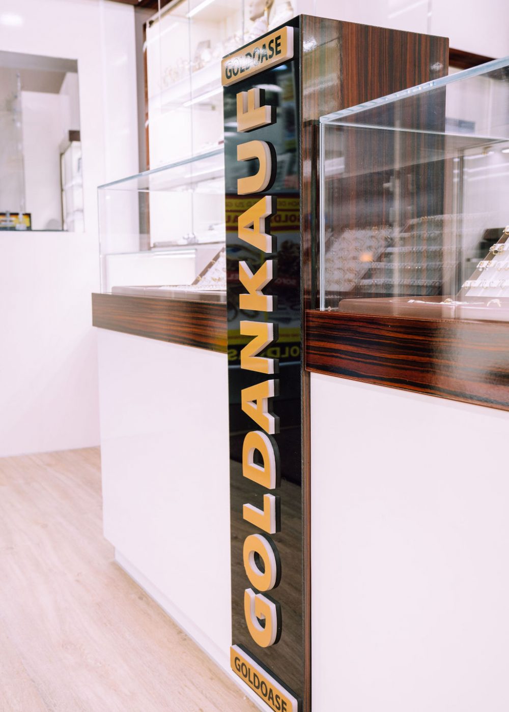 vitrine mit banner vor dem gold verkaufen